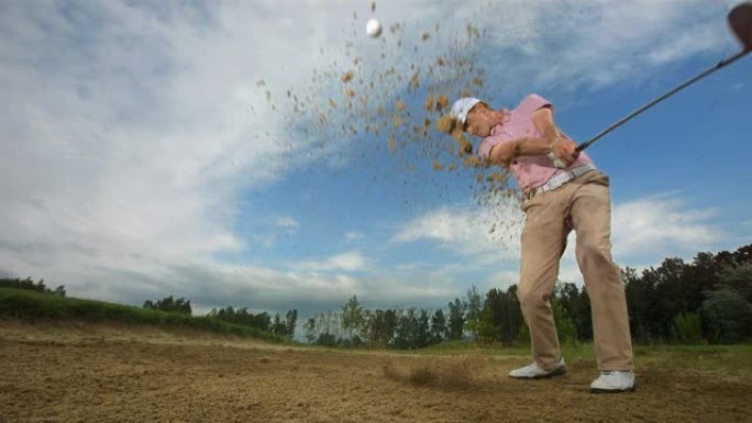 高清超级慢动作: 高尔夫球手从沙坑击球