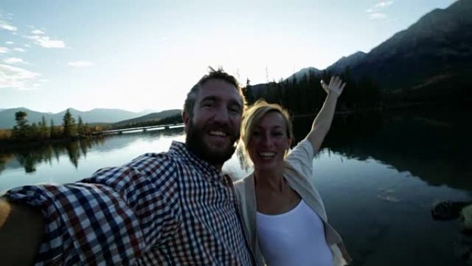 一对夫妇在湖边自拍-日落