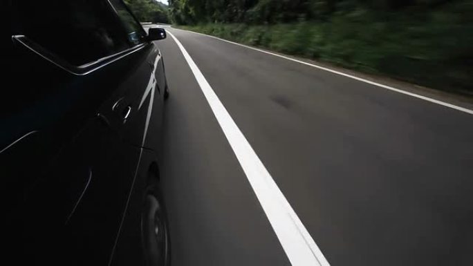 在山路上行驶。