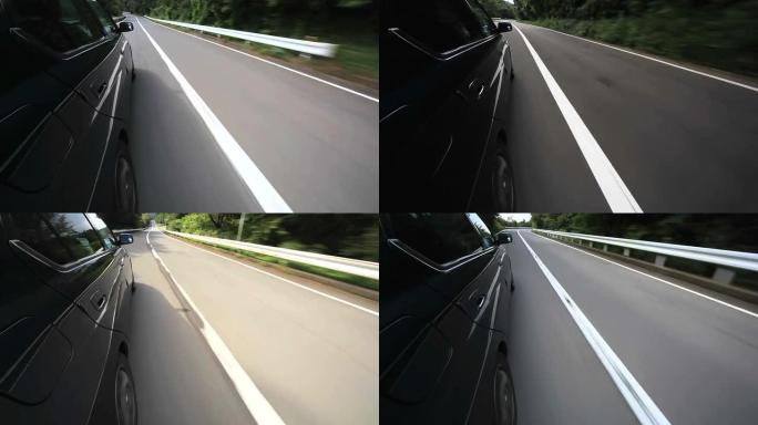 在山路上行驶。