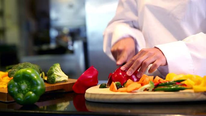 厨师准备蔬菜