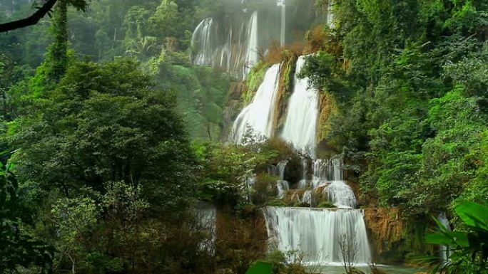 Thi Lor Su的森林深处美丽的瀑布