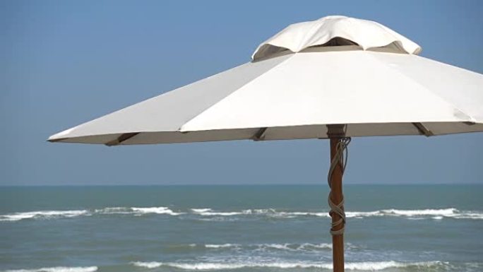 沙滩和大海上的雨伞和椅子