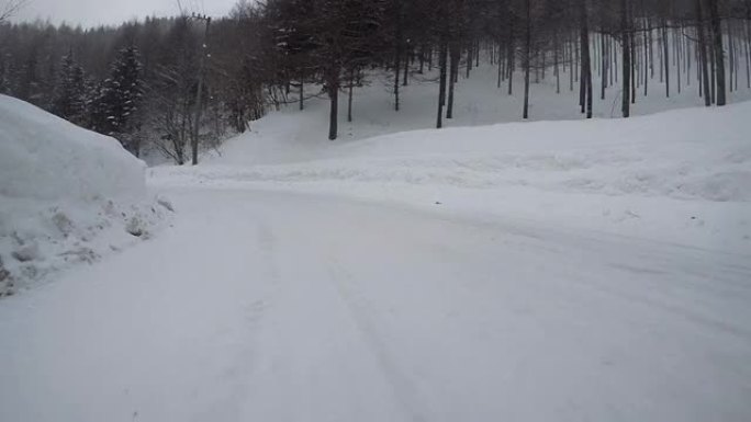 雪地冬季公路行驶雪地冬季公路行驶