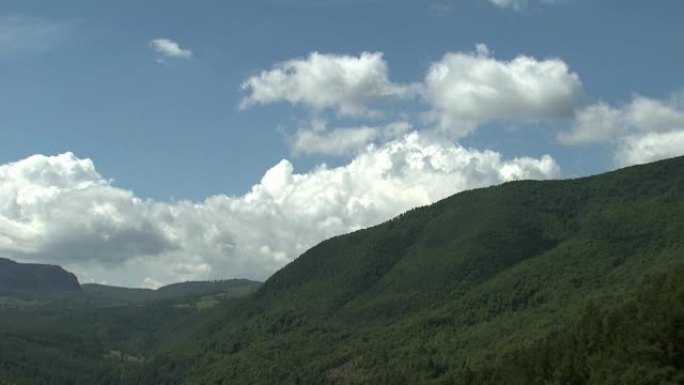 高清：山脉上空的快速云层