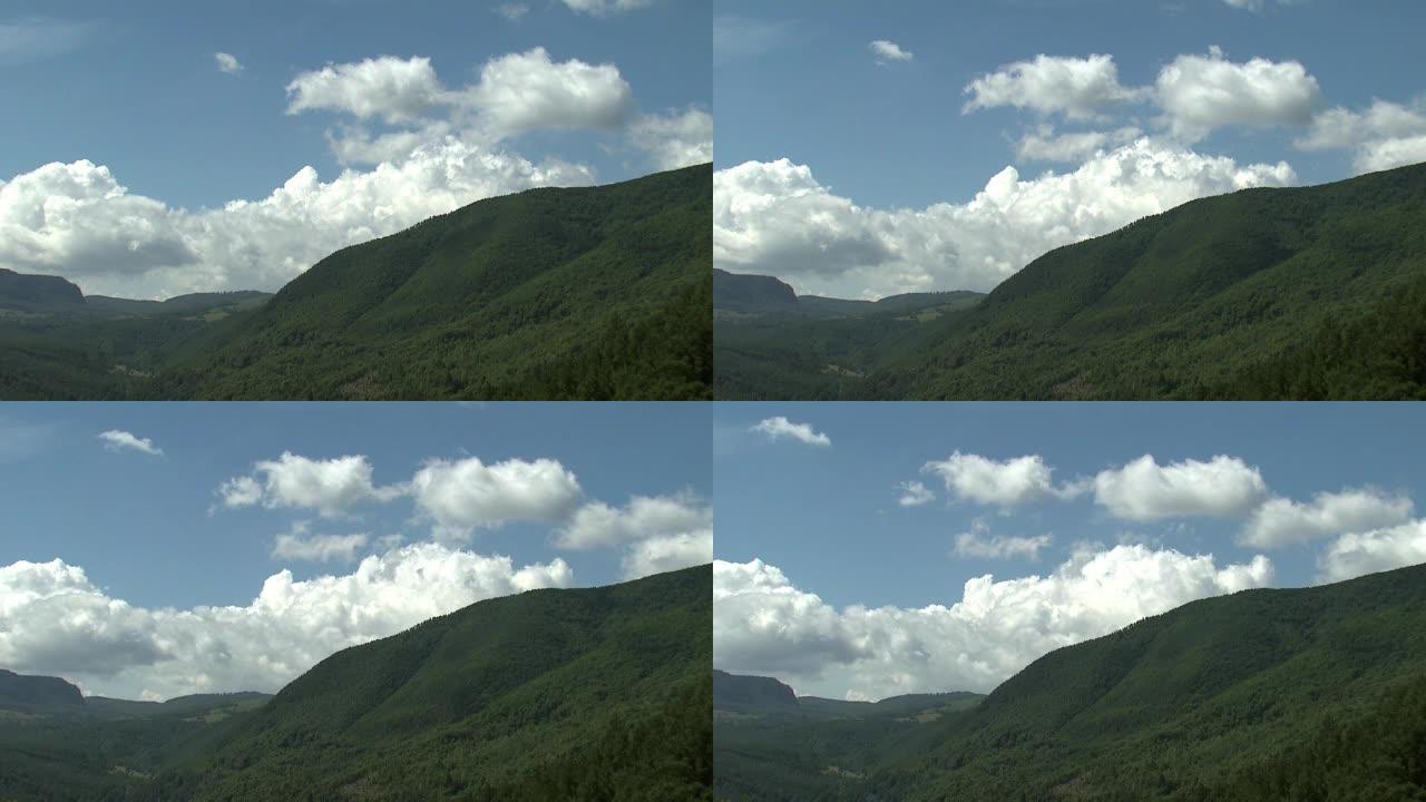 高清：山脉上空的快速云层