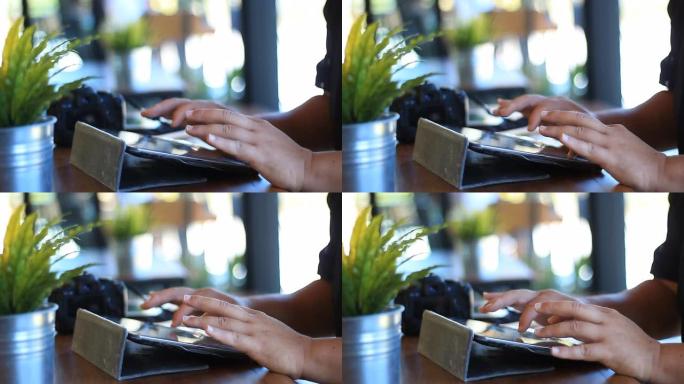 使用数字平板电脑的人