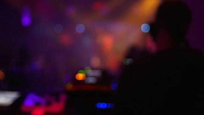 迪斯科舞厅后视图中的DJ（散焦）