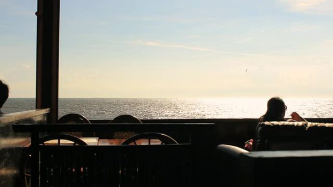 海边的咖啡馆。海面反光室内剪影休闲闲适