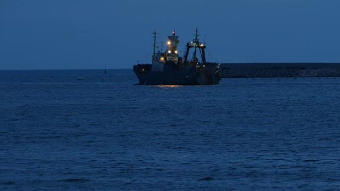 渔船出海夜晚安静的海面远离岸边