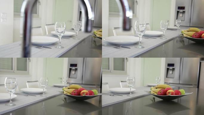 现代厨房里的苹果和香蕉