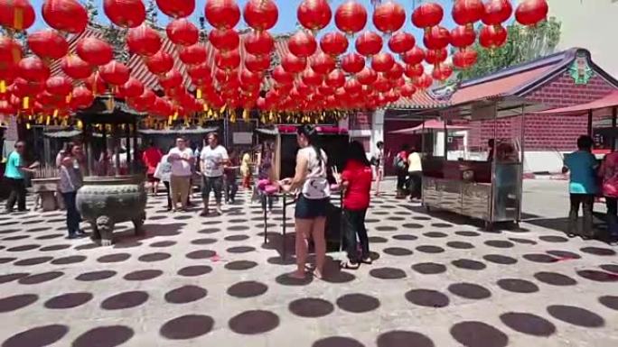 中国灯笼挂在寺庙外