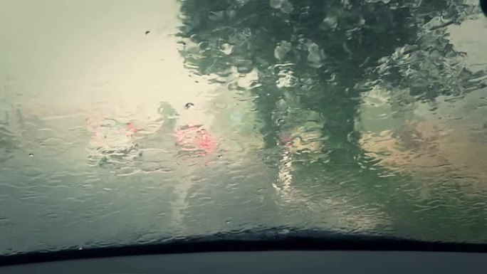 在雨和冰雹下的暴风雨中行驶