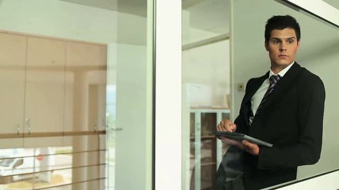 数字平板电脑上的年轻商务人士