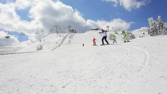 山上的天空学校。滑雪滑冰雪运动冬天体育