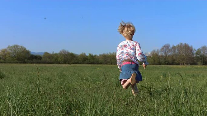 高清超级慢动作: 小女孩在草地上奔跑