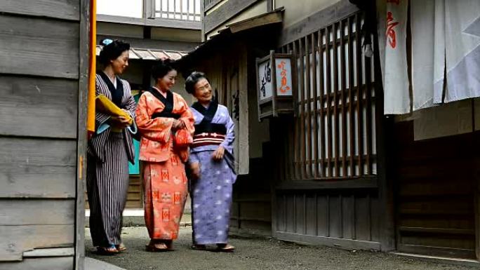 戴浴衣和阳伞的传统日本女性