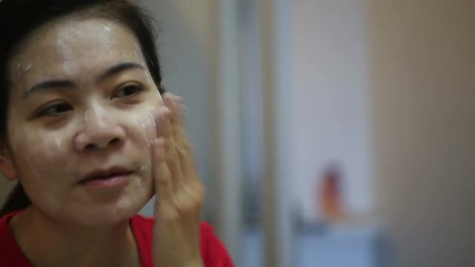 亚洲女性使用面霜产品测评化妆品护肤