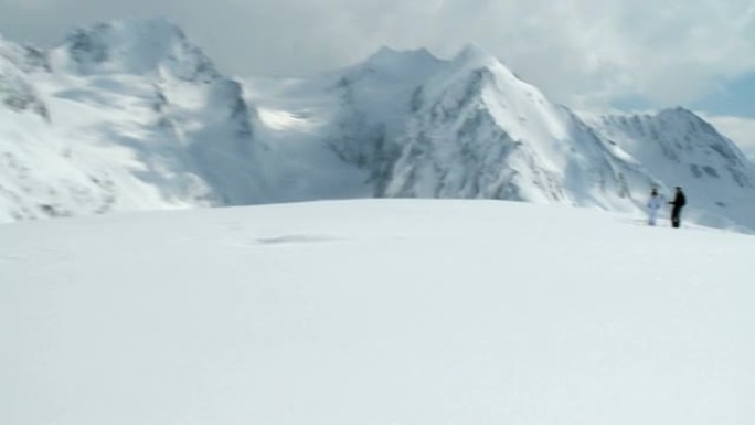 高山雪山、起重机和放大镜头观看滑雪情侣