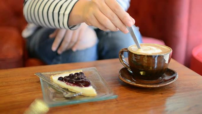 高清: 年轻女子在咖啡屋喝咖啡和蛋糕蓝莓派