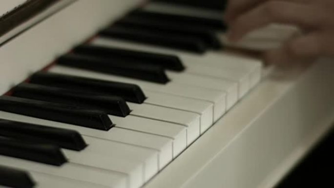 弹钢琴弹钢琴