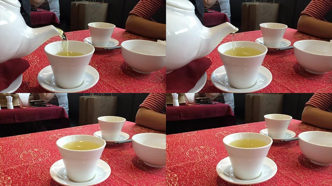 服务于tea water to cup with super slow motion