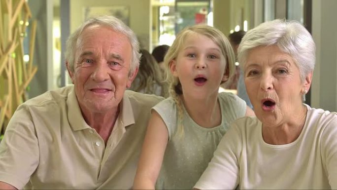 MS的祖父母和孙女进行视频通话