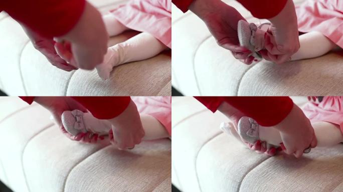 婴儿鞋关心呵护婴幼儿沙发上