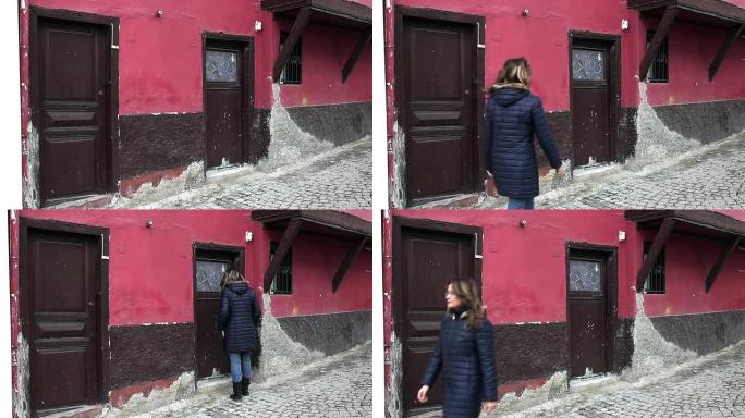 HD：她正试图找到她的房子钥匙。