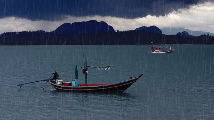 暴风雨中的船下雨素材海上风景渔船拍摄