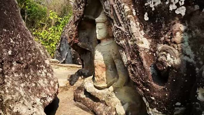 岩石中的古代佛教人物
