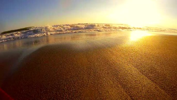 日落时海滩上的波浪-4K-