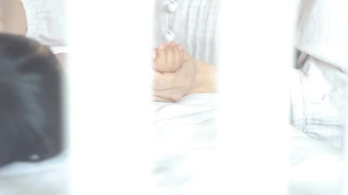 平移: 握住婴儿的手