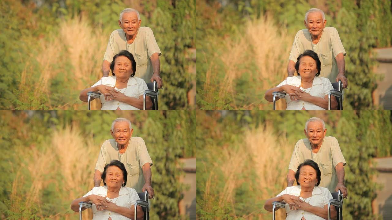 一位老人推着她残疾的妻子坐在轮椅上