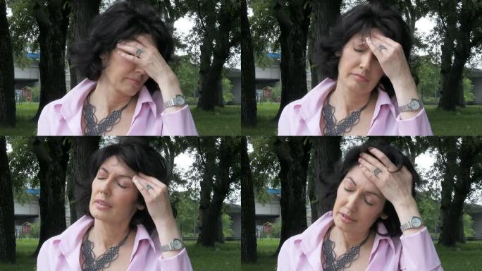 头痛的成熟女性头痛的成熟女性压力