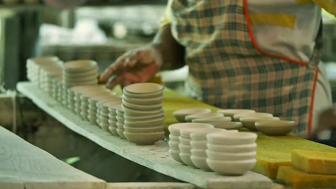 南邦省手工陶瓷厂小作坊传统手工业生活用品