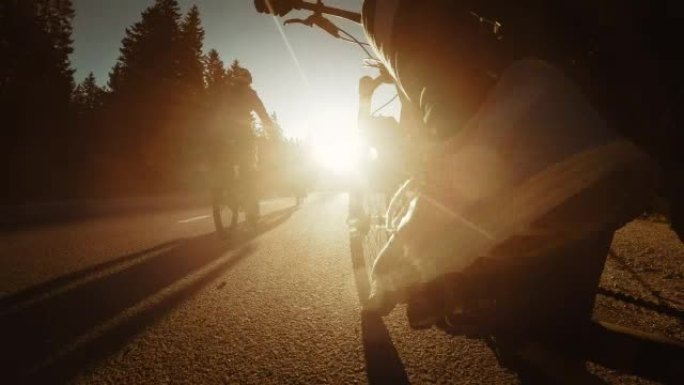 骑自行车的人的POV腿骑到日落