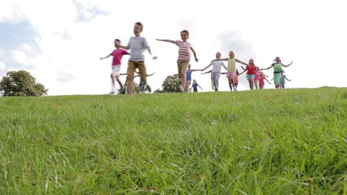 孩子们跑下山青少年幼儿低角度低视角