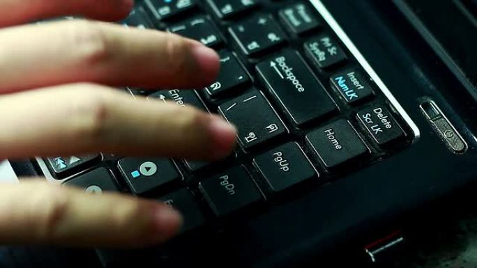 打字手指推笔记本。输入