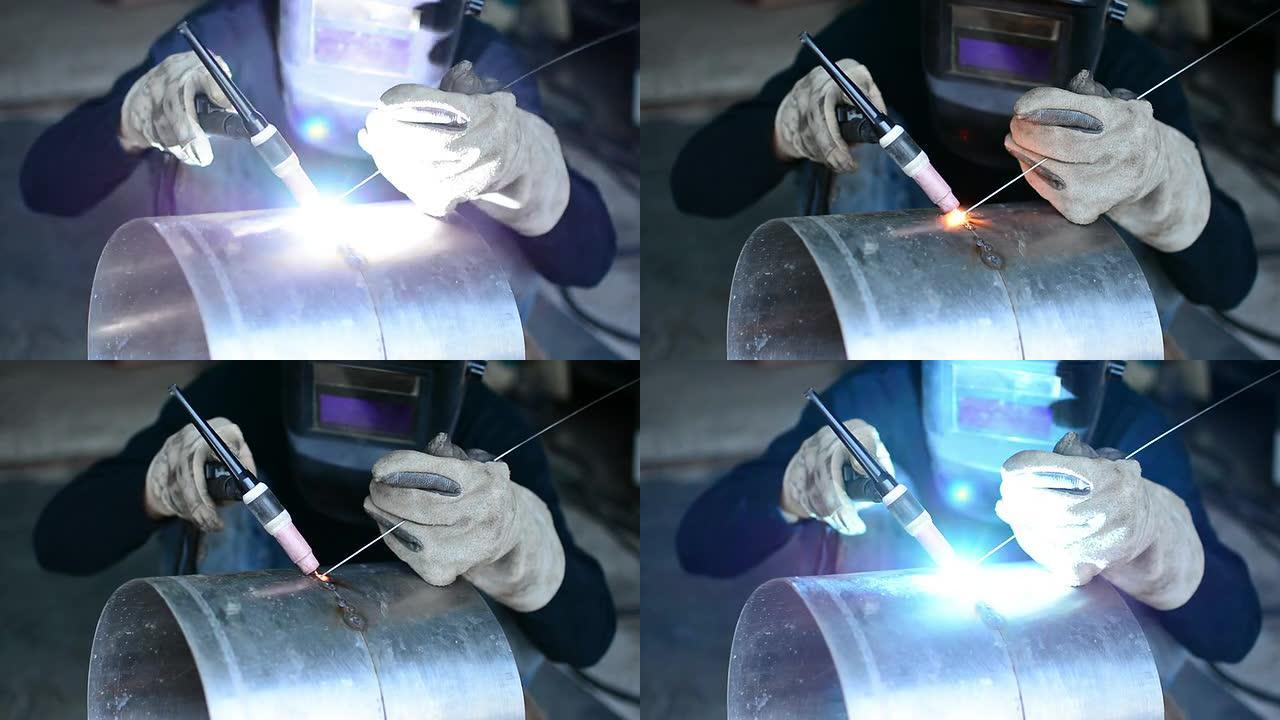 工人们被焊接成不锈钢。