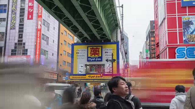 4K延时:秋叶原，熙熙攘攘的人群在五颜六色的路标下穿过马路。这个历史悠久的电子街区已经发展成为一个电