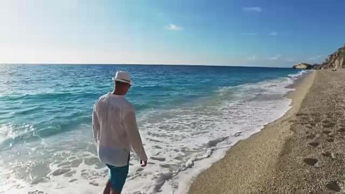独自一人在海滩上行走