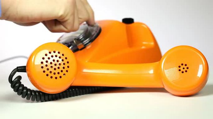 旧橙色电话-拨电话号码