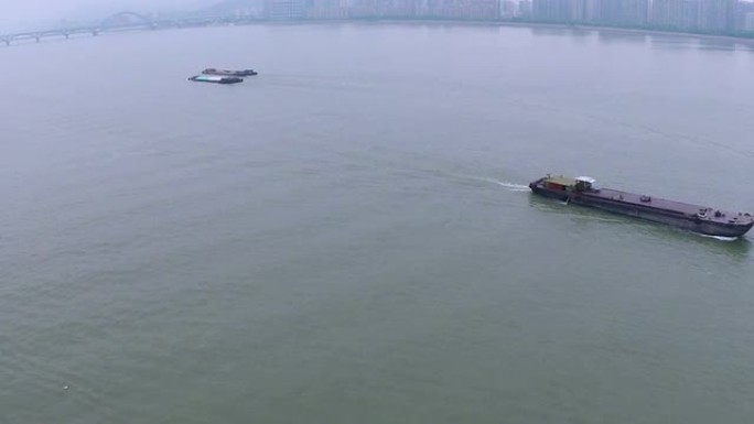 杭州河里驳船航拍，实时。