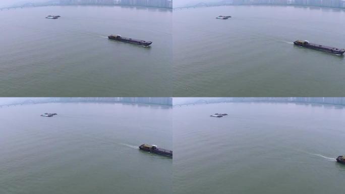 杭州河里驳船航拍，实时。