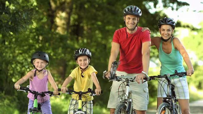 高清: 父母和他们的两个孩子骑自行车