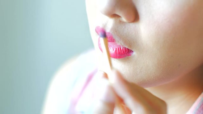 4K: 女人化妆嘴唇特写