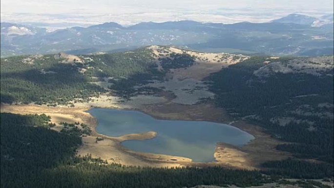 大角山的小湖-鸟瞰图-怀俄明州，约翰逊县，美国
