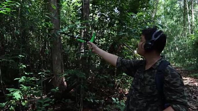 研究人员使用无线电遥测/跟踪查找动物