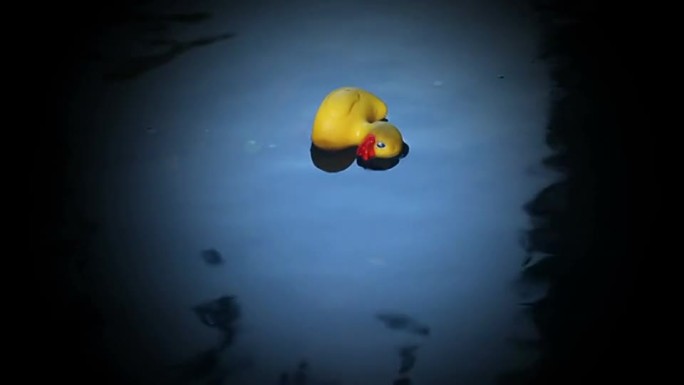 橡皮鸭在水中被撞死